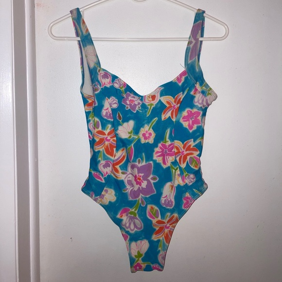 Cute Brazilian one piece swimsuit - Picture 1 of 3